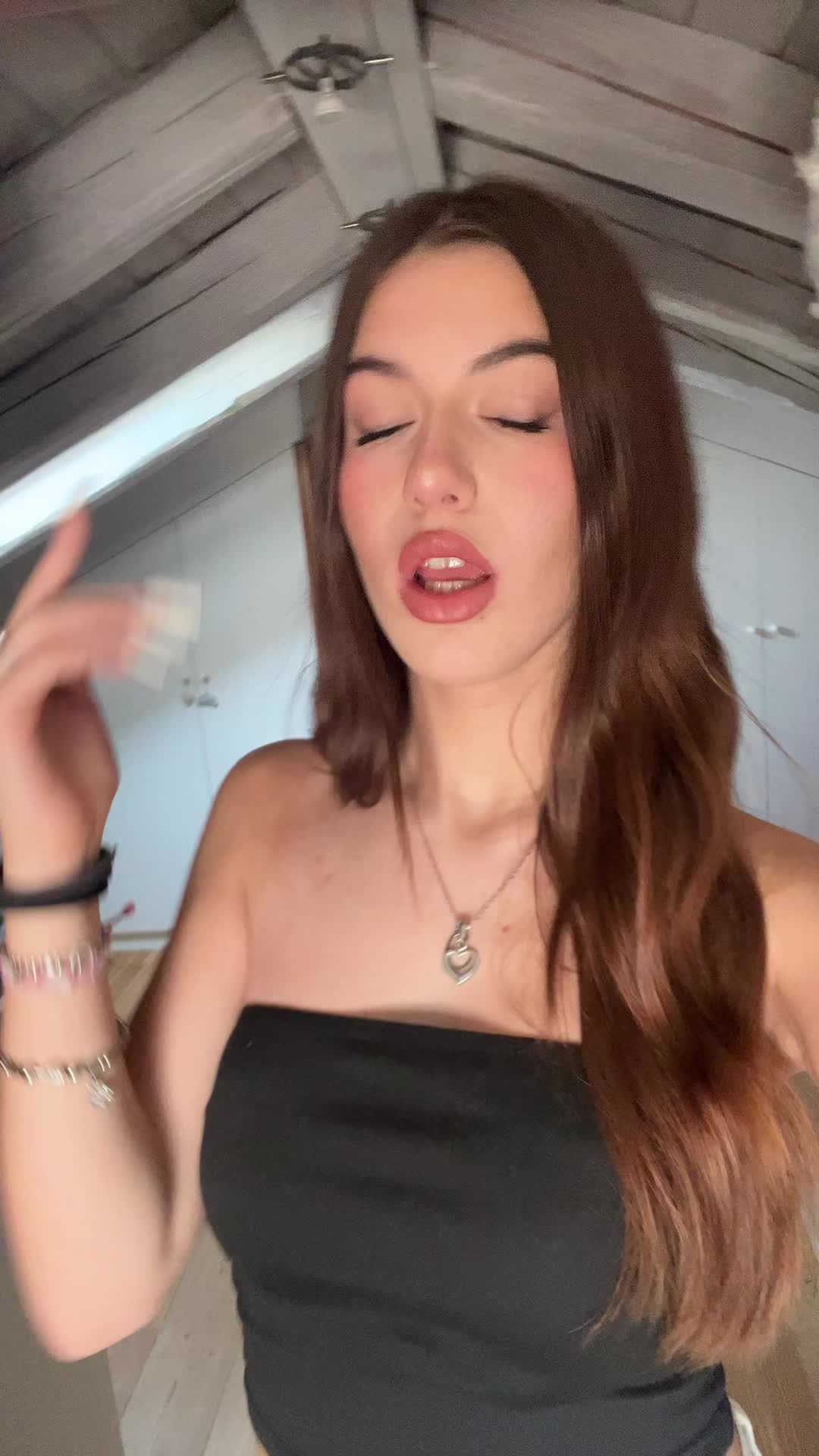 @𝐜𝐚𝐭𝐞