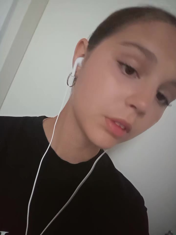 @)