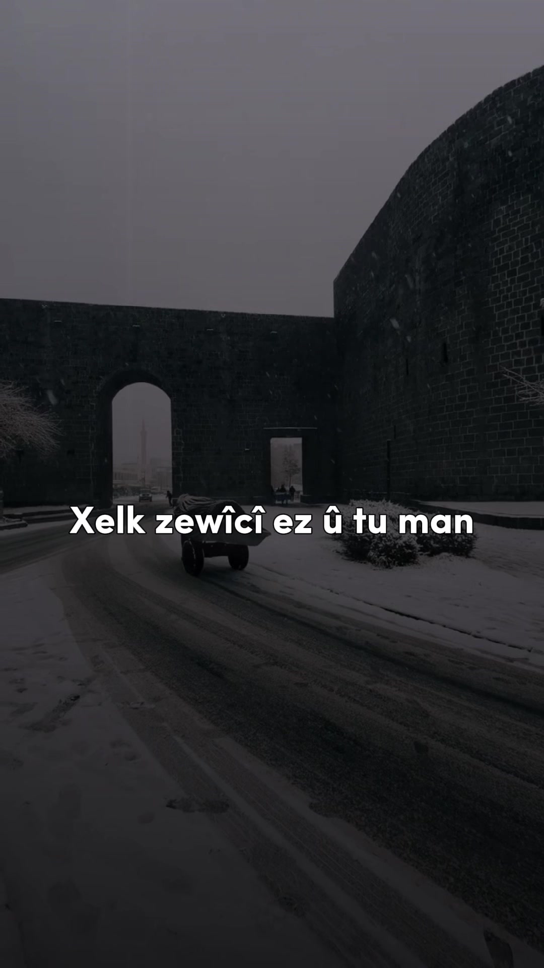 @•