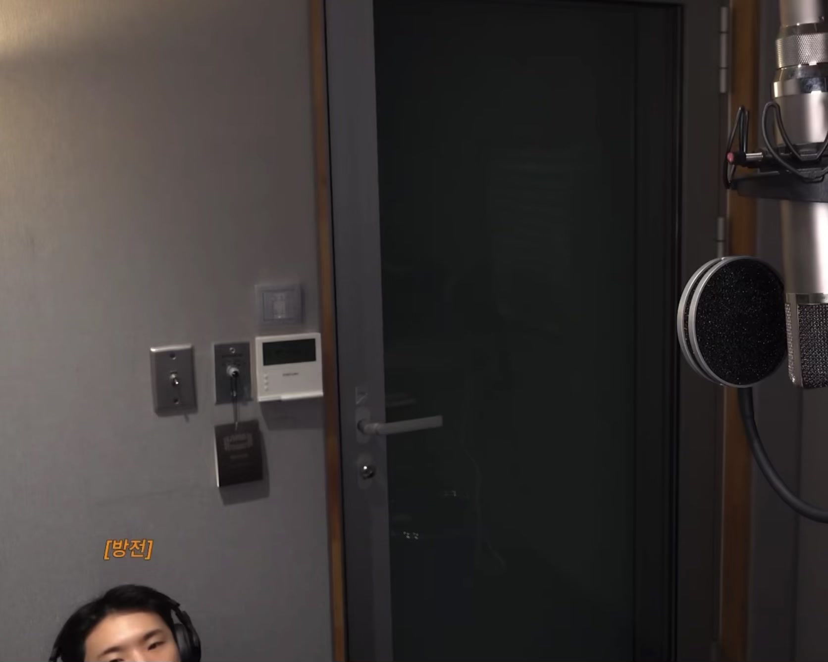 @&