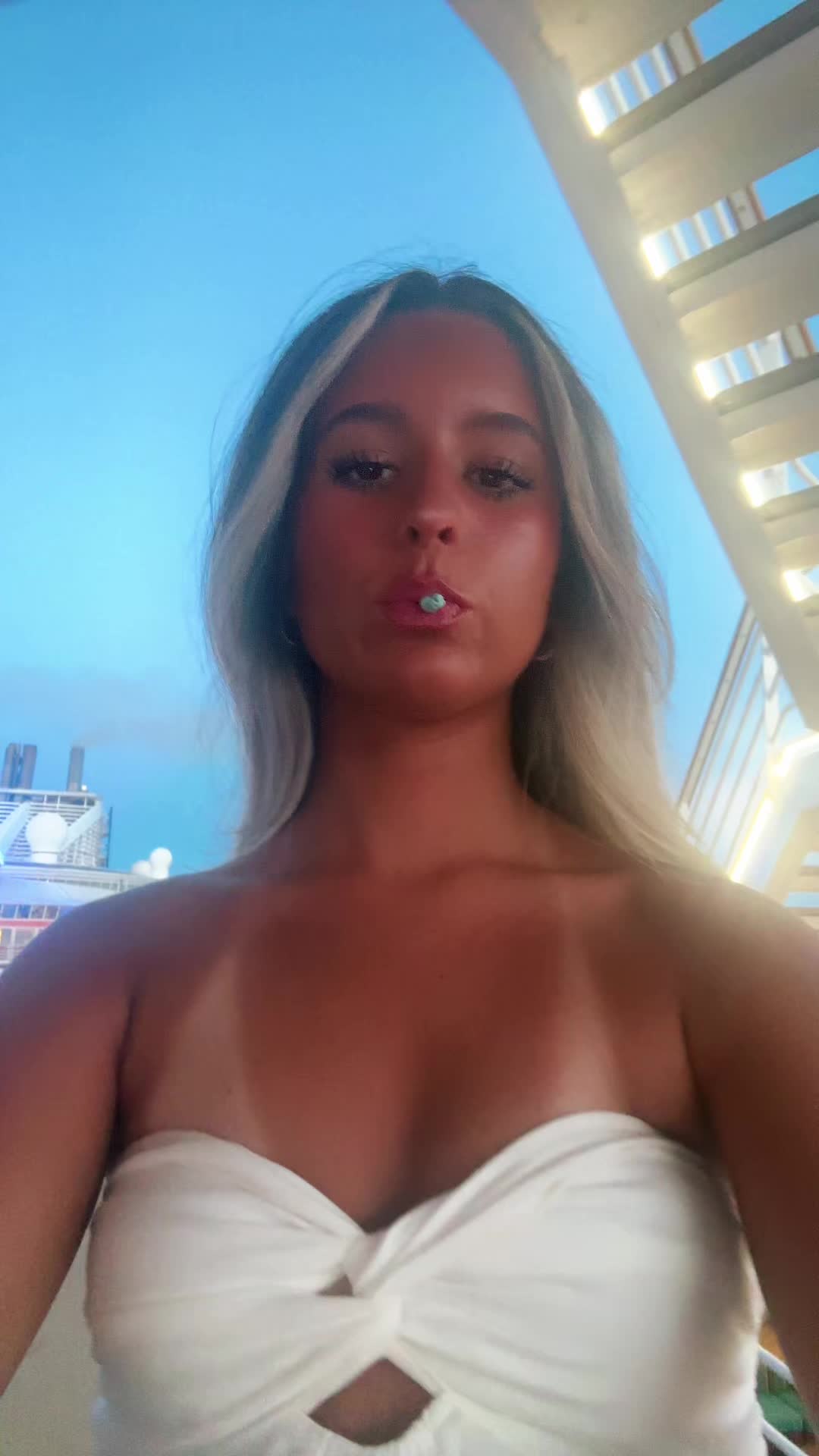 @hola