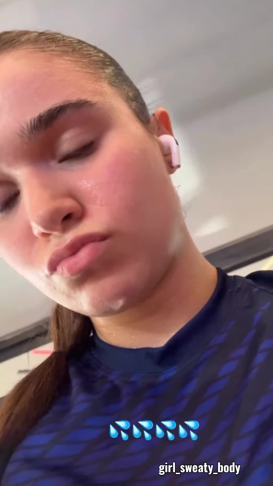@girl_sweaty_body