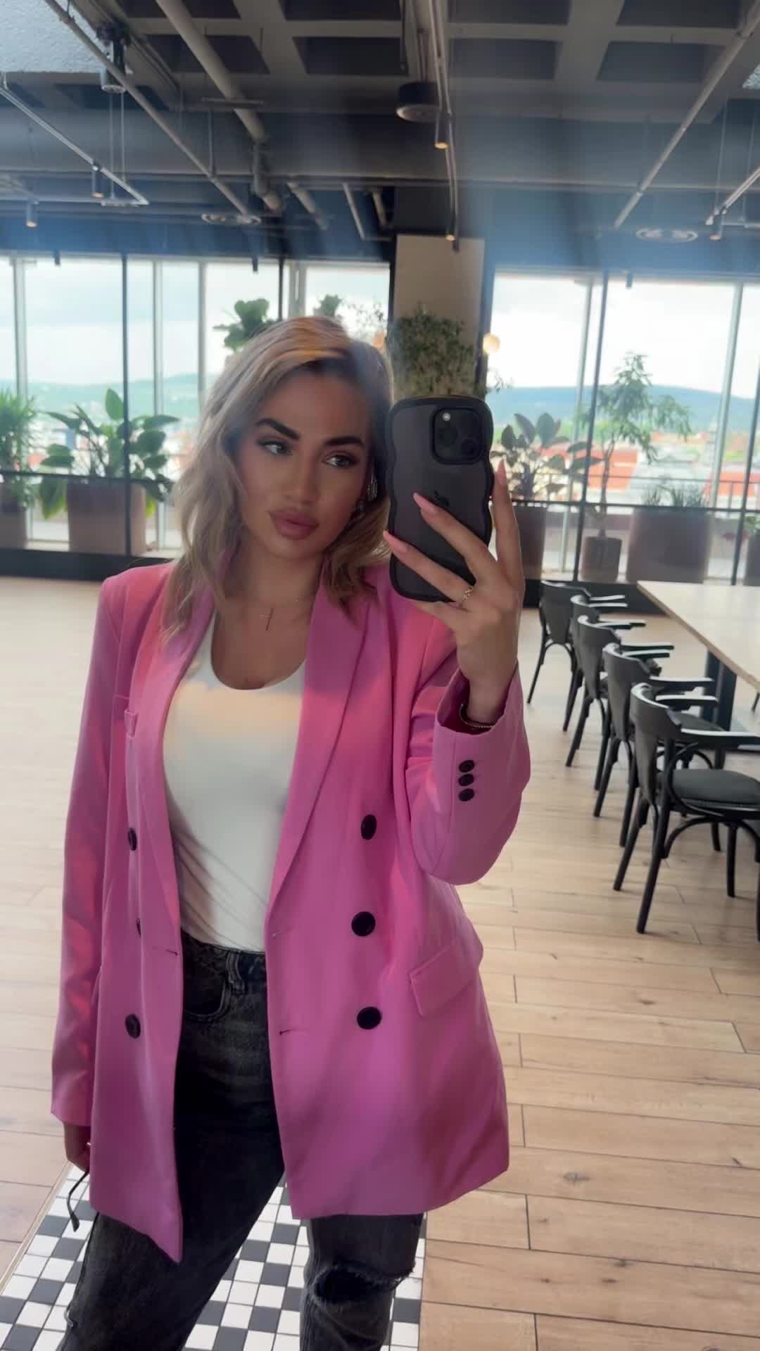 @Larisa Maria