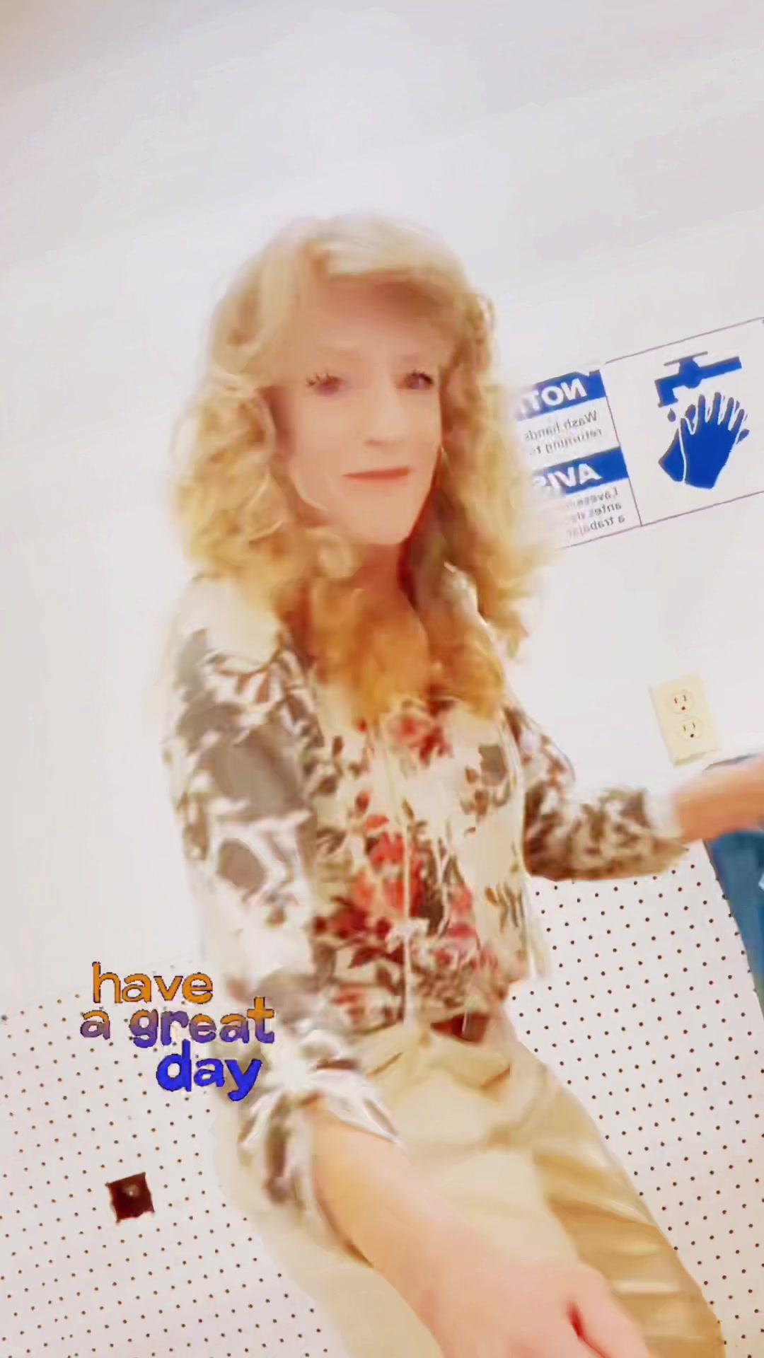 @MamaMary Dancing fishkeeper😂