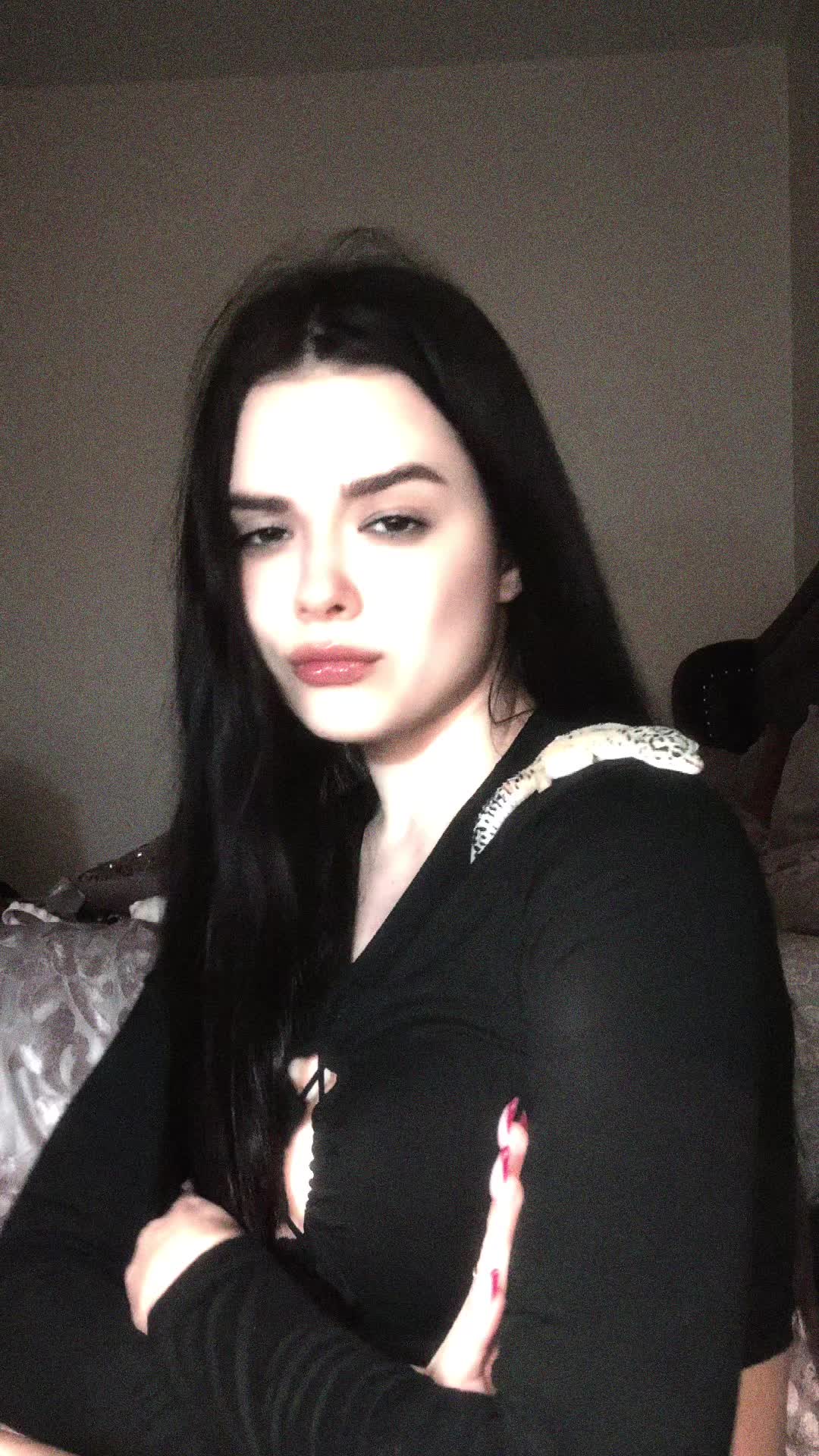 @Годнес