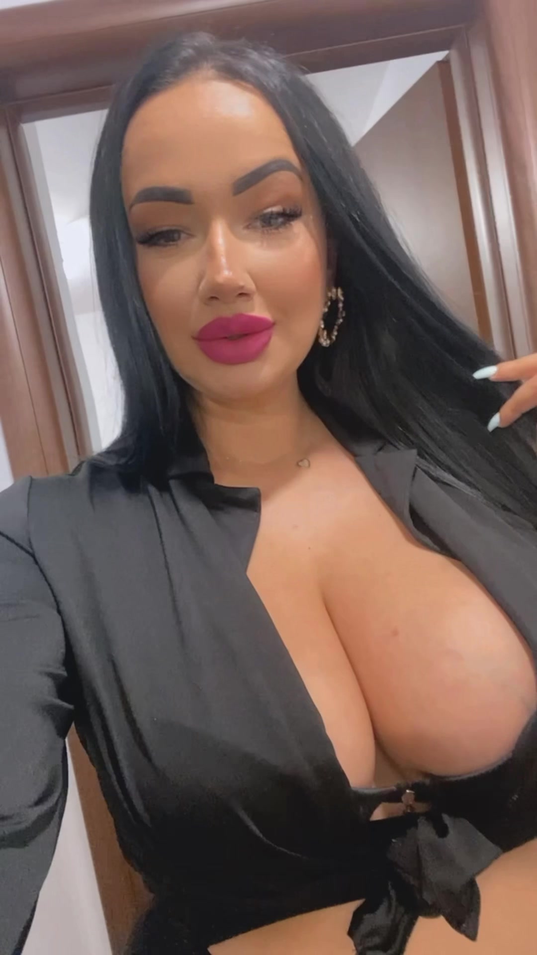 @bustylora4
