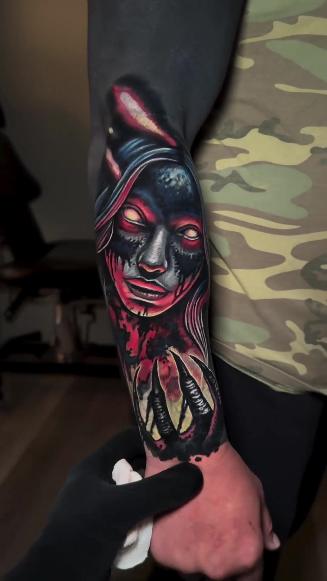 @WHITE ON BLACK TATTOO