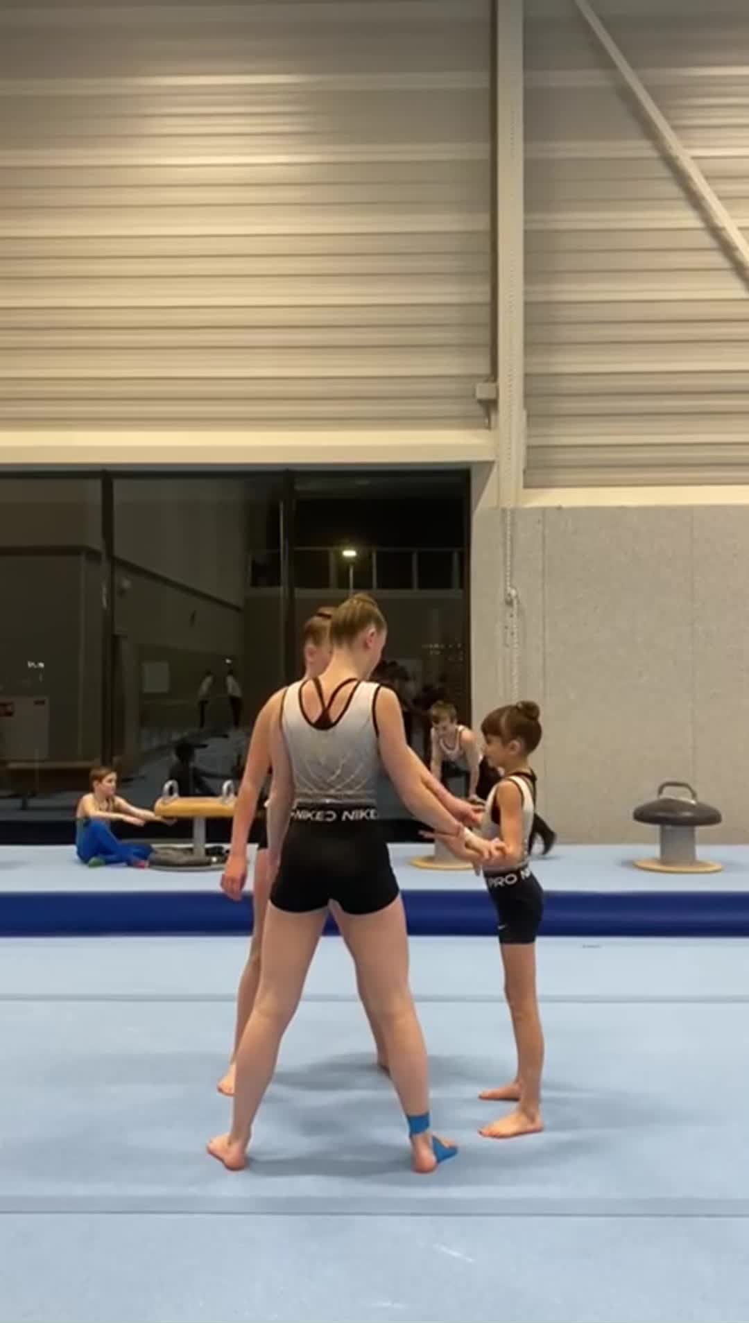 @acro🤸🏼&zwj;♀️