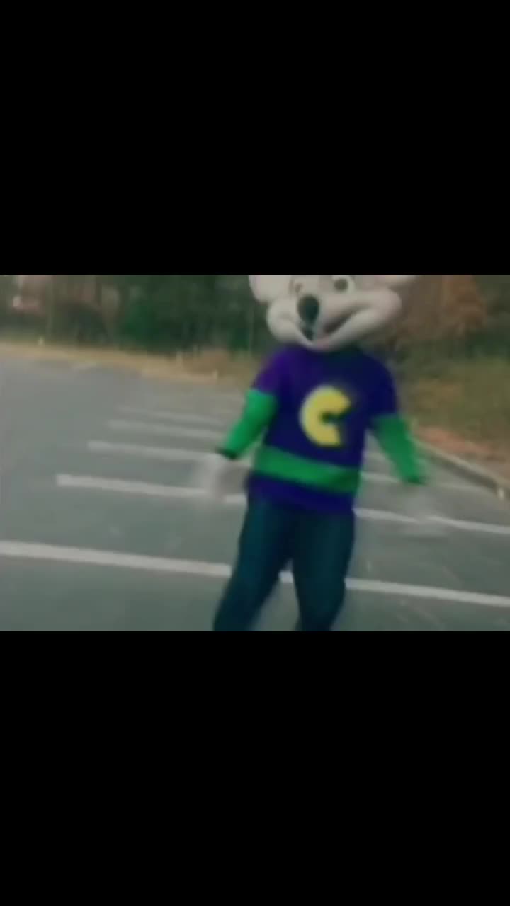 @>゜))彡