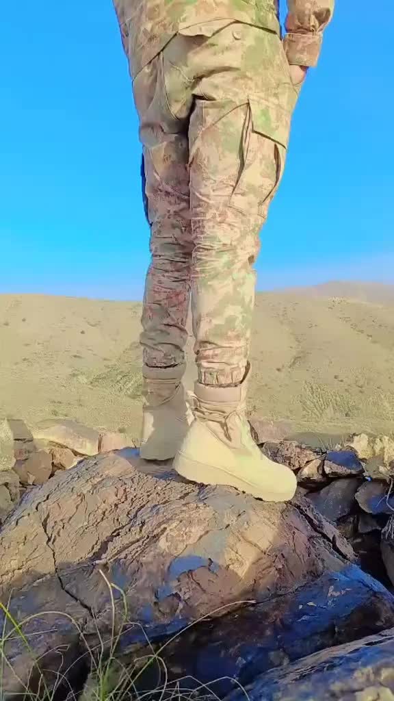 @•