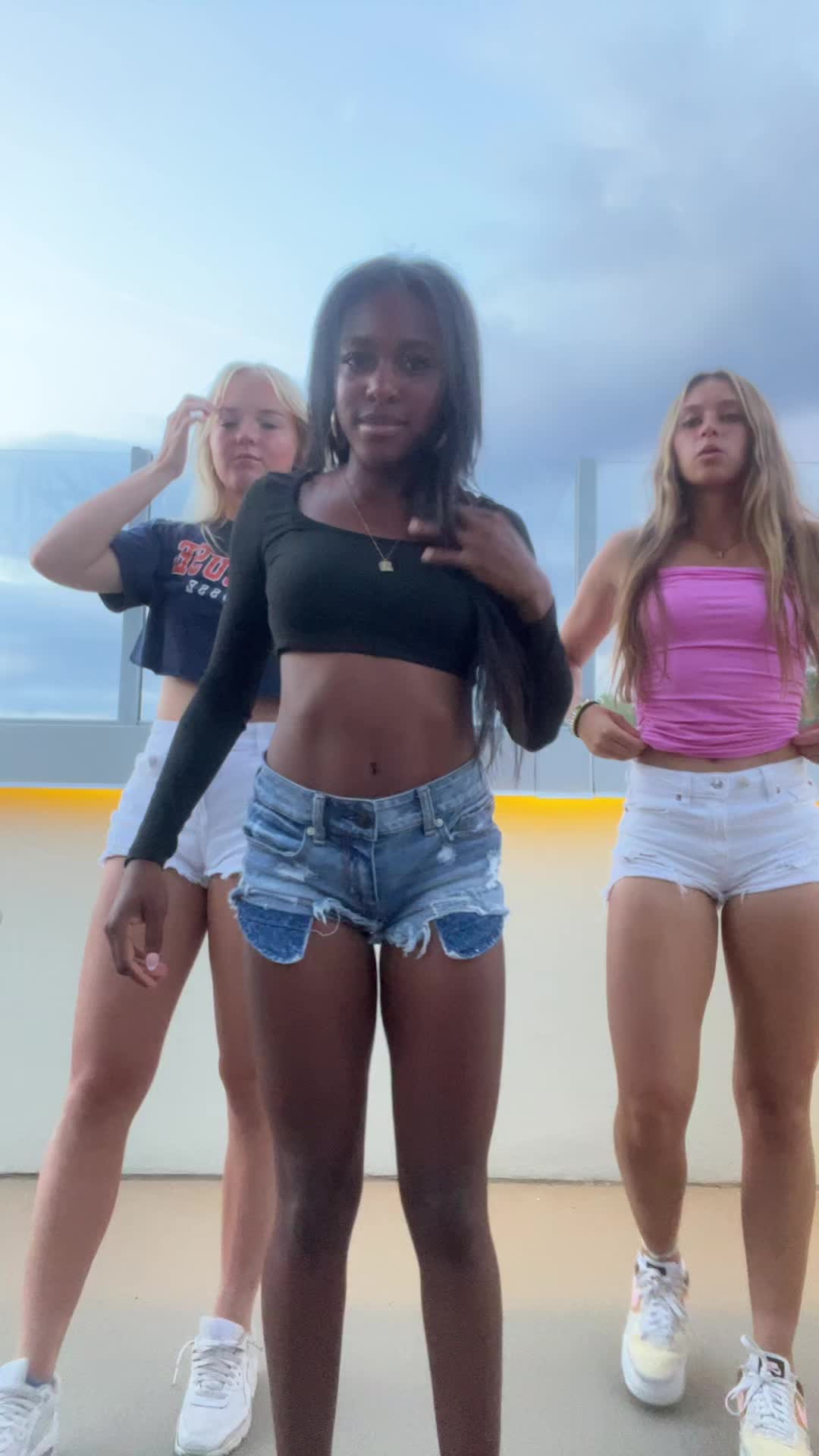 @Ella Bea