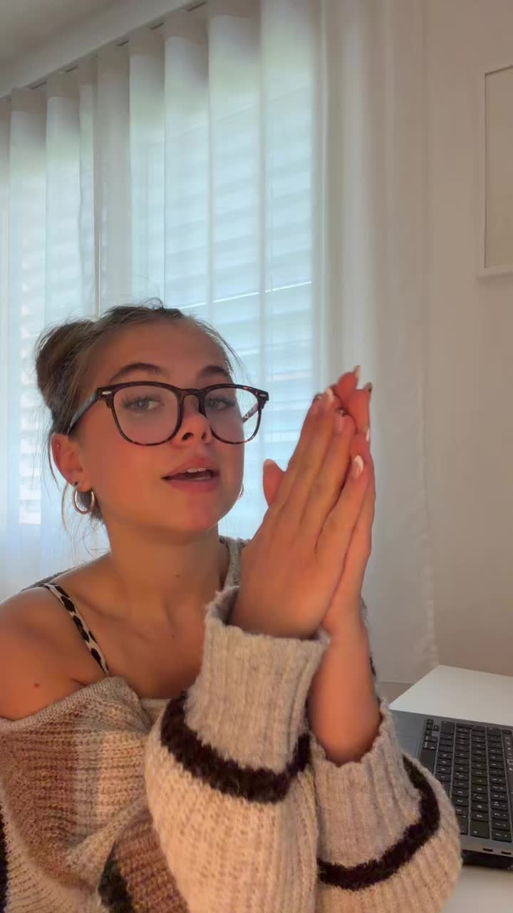 @Elena_<3