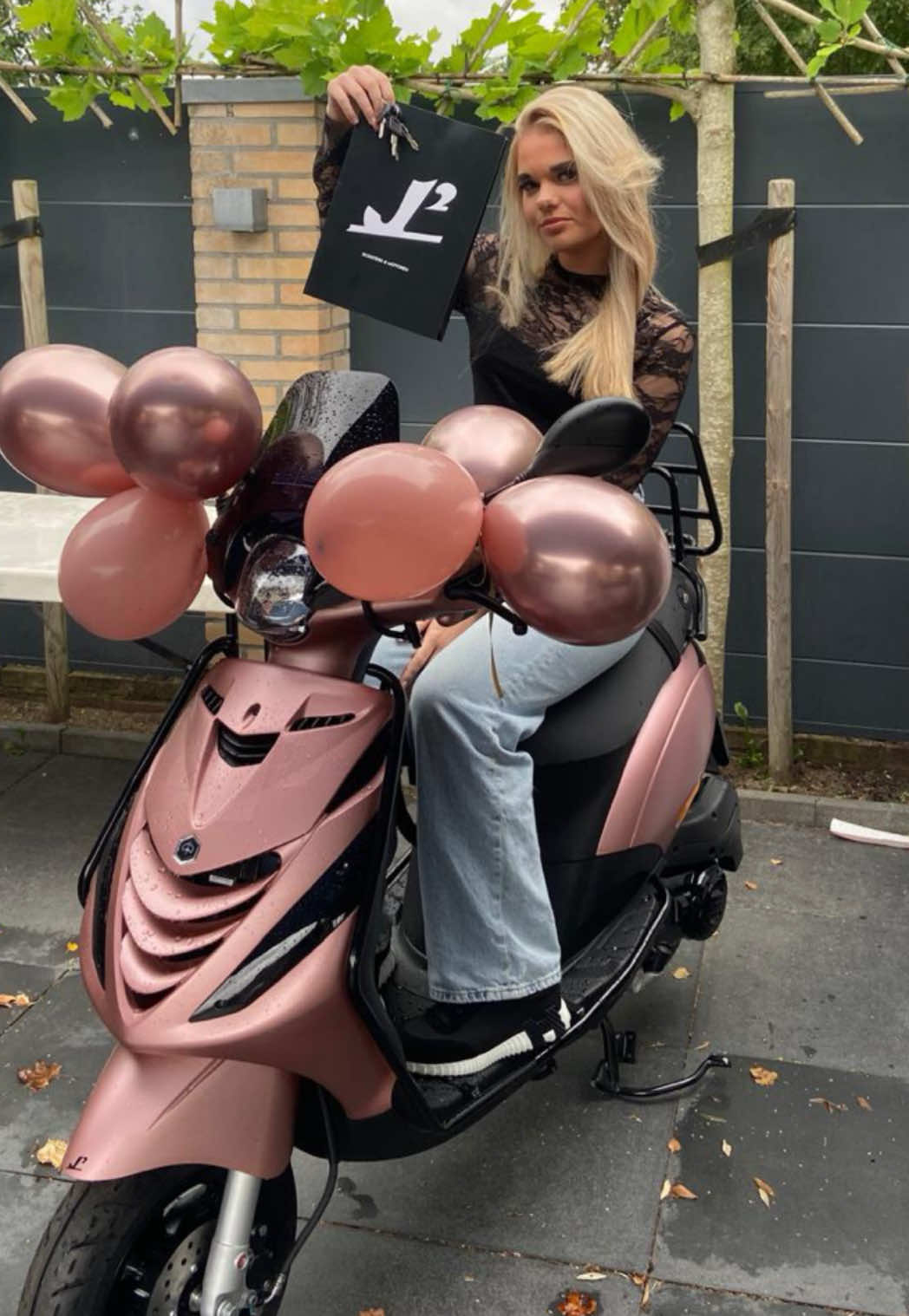 @J2 Scooters & Motoren