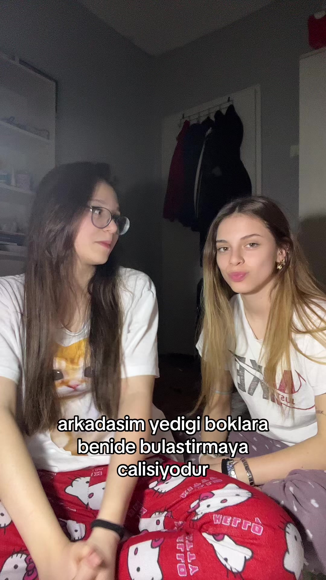 @urfavblondnbrunettee