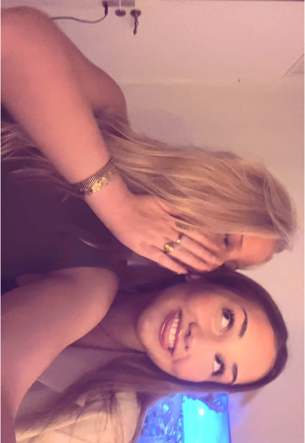 @🚶🏼&zwj;♀️