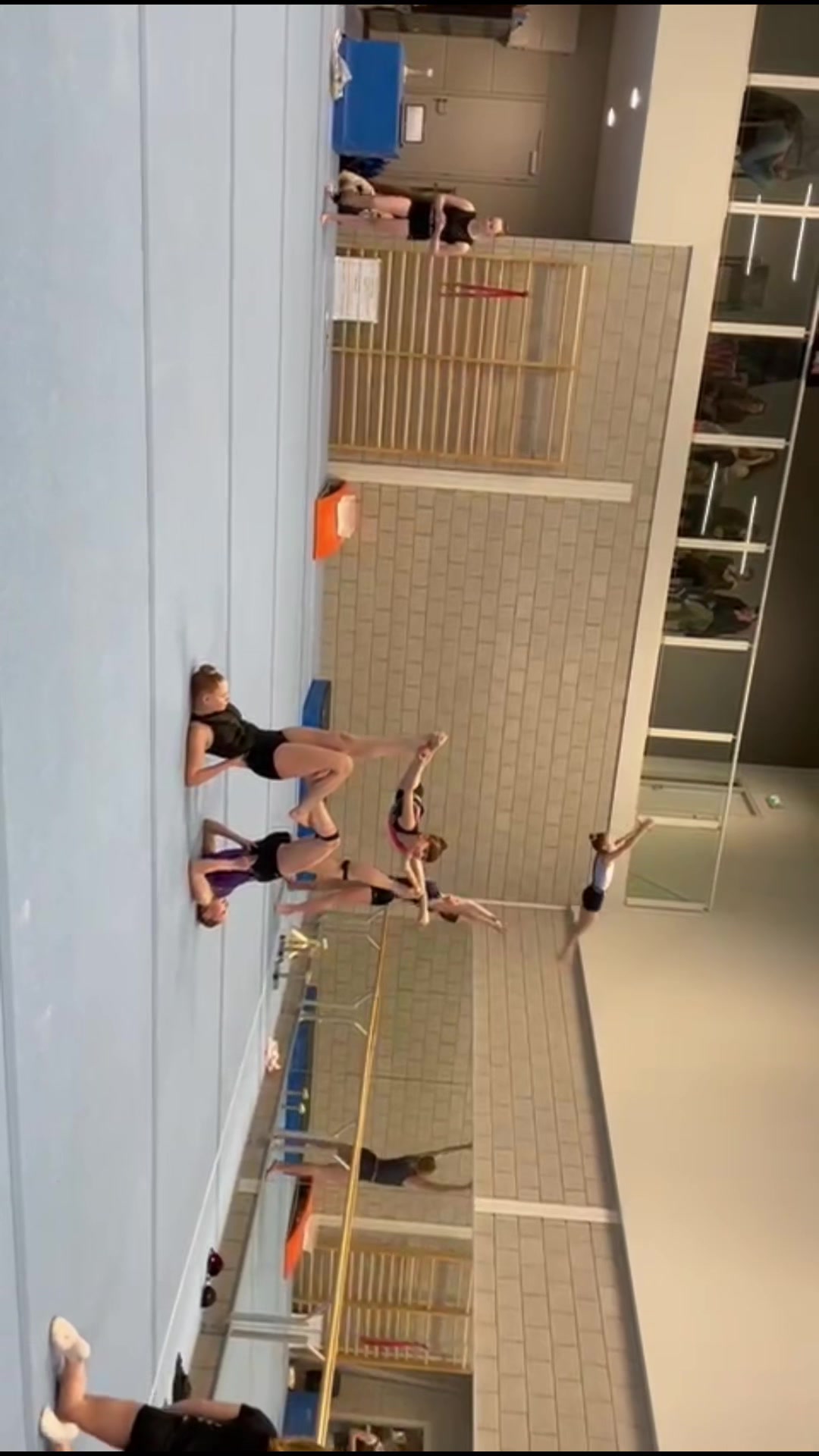 @acro🤸🏼&zwj;♀️