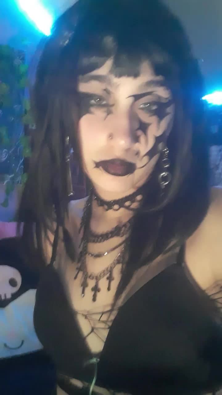 @𝔳𝔢𝔢 🦇