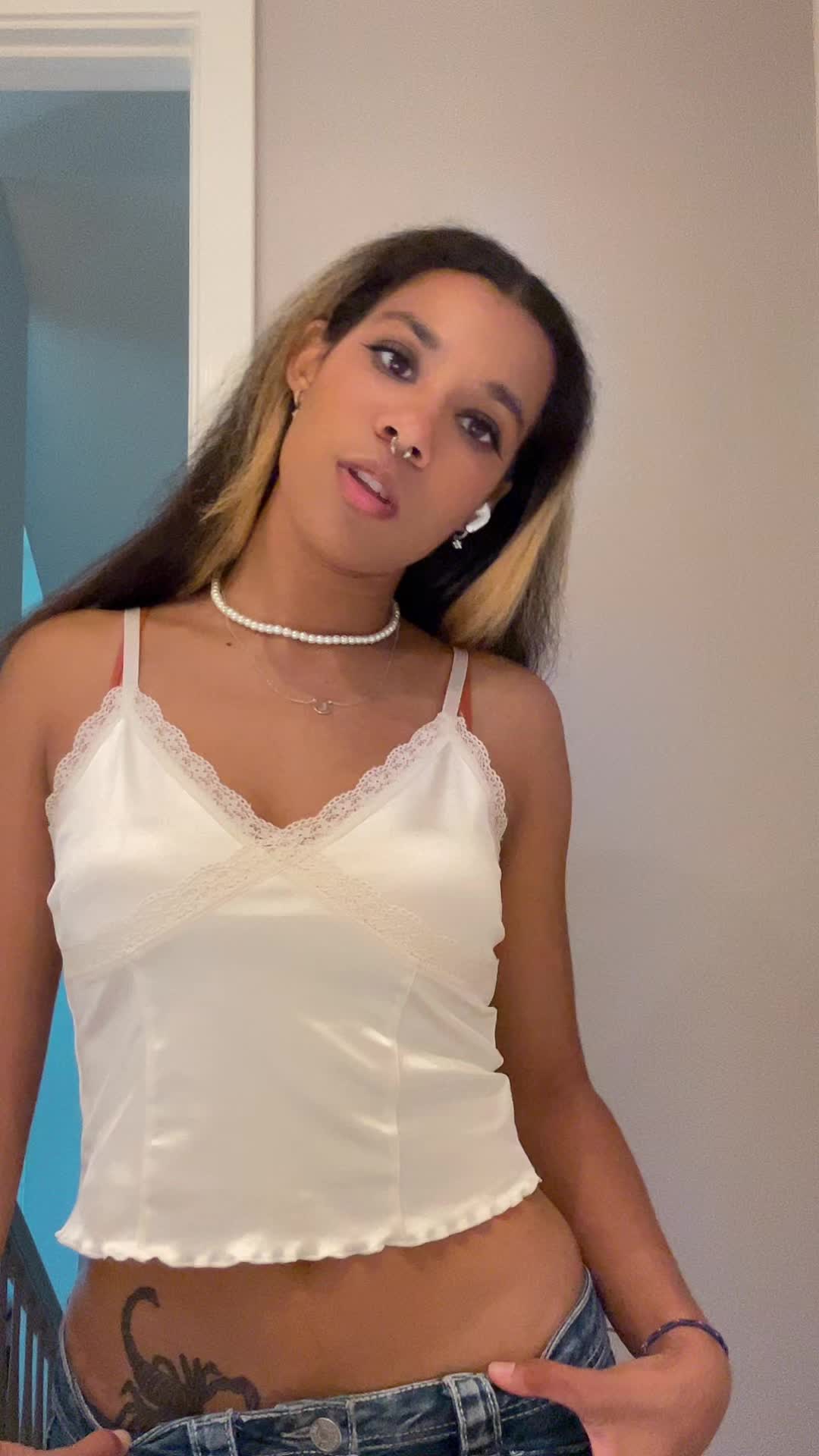 @•___•