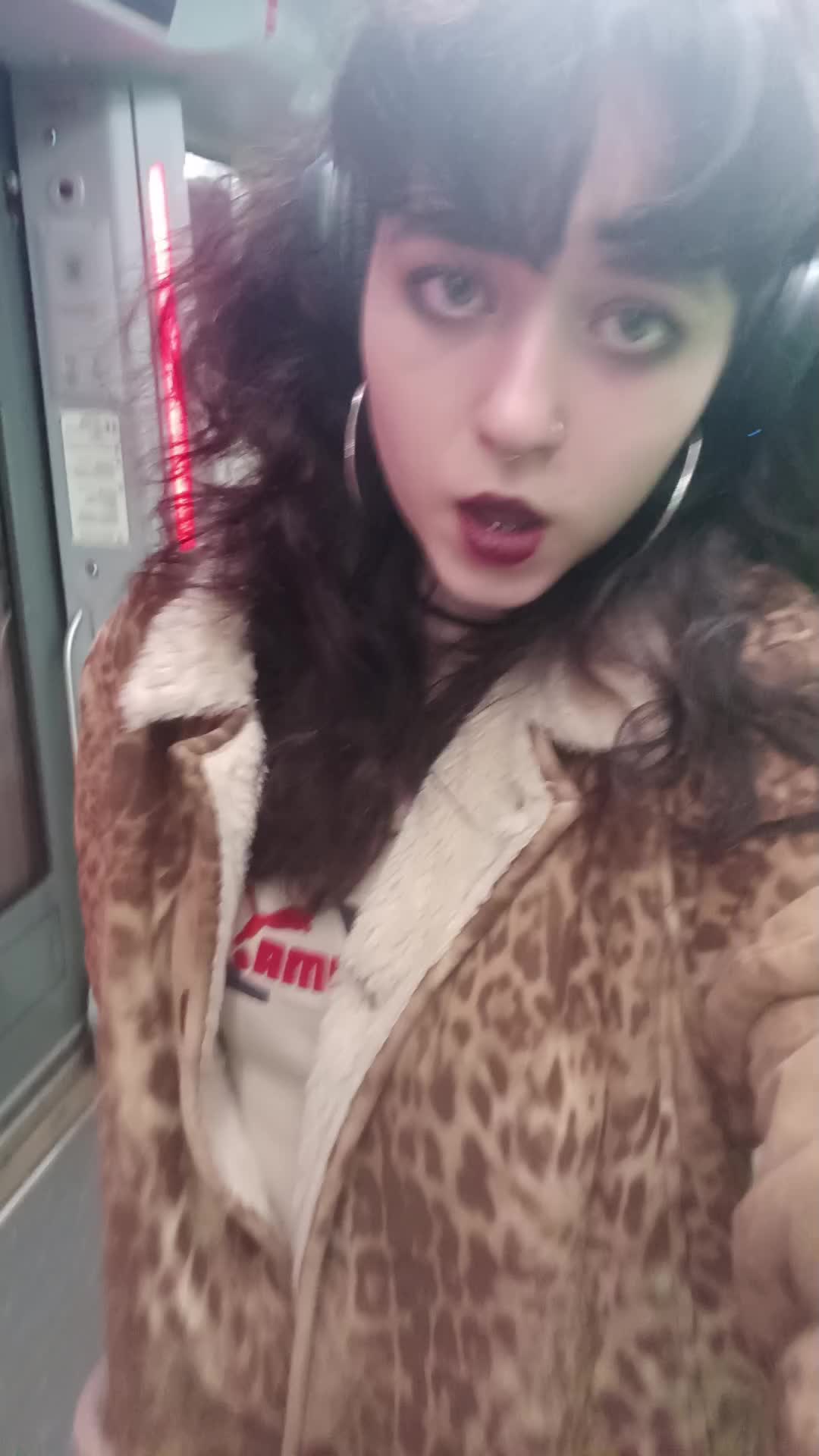 @(─.─||)