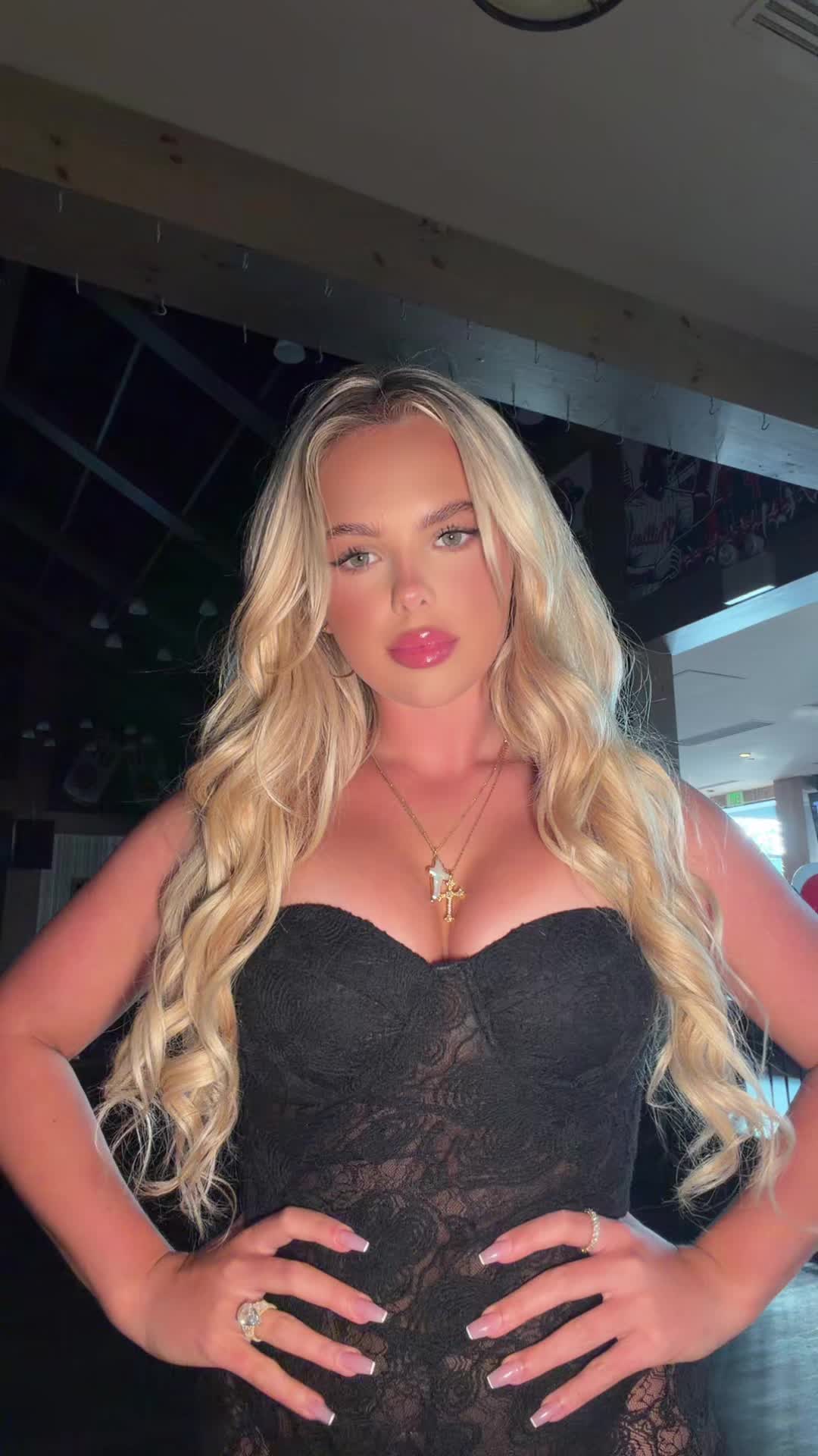 @elliebluegregoria