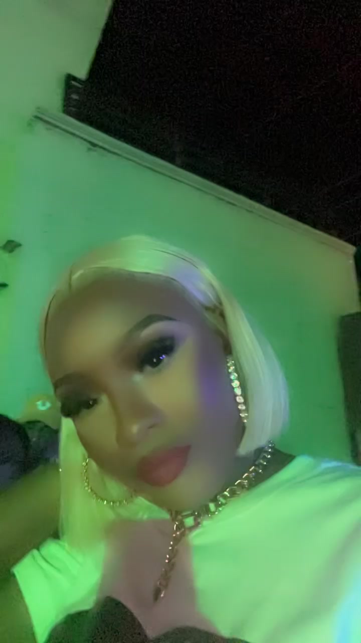 @niaabaee__