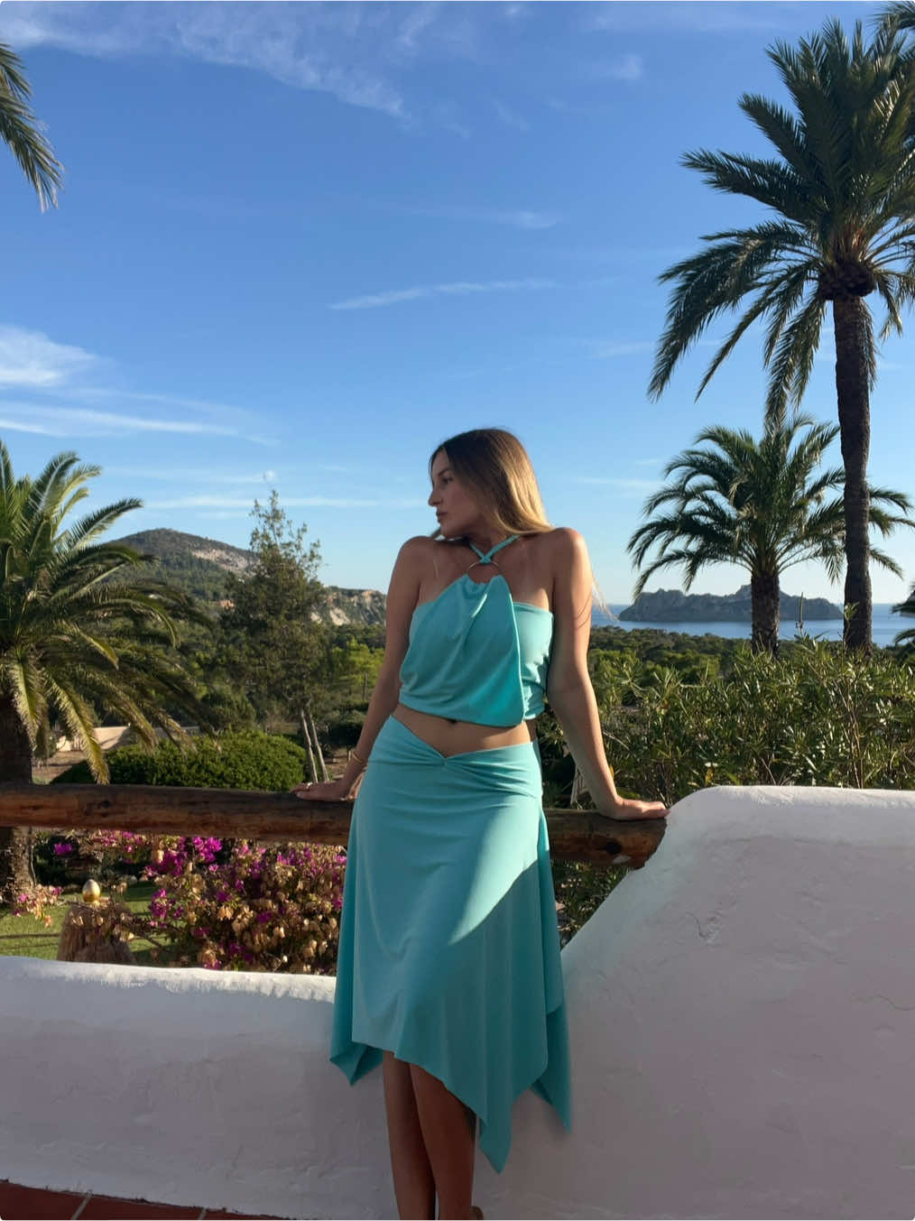 @Aimee Bell - Travel & Life