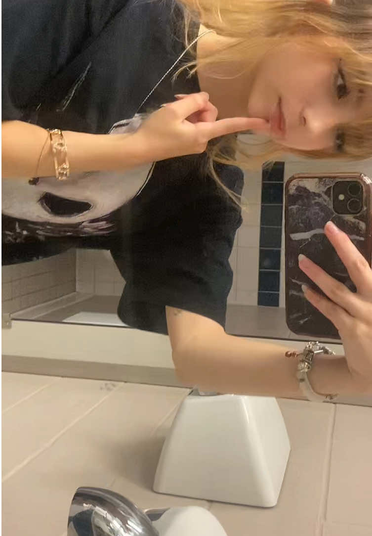 @⋆ 𝐼𝓈𝒶 ⋆