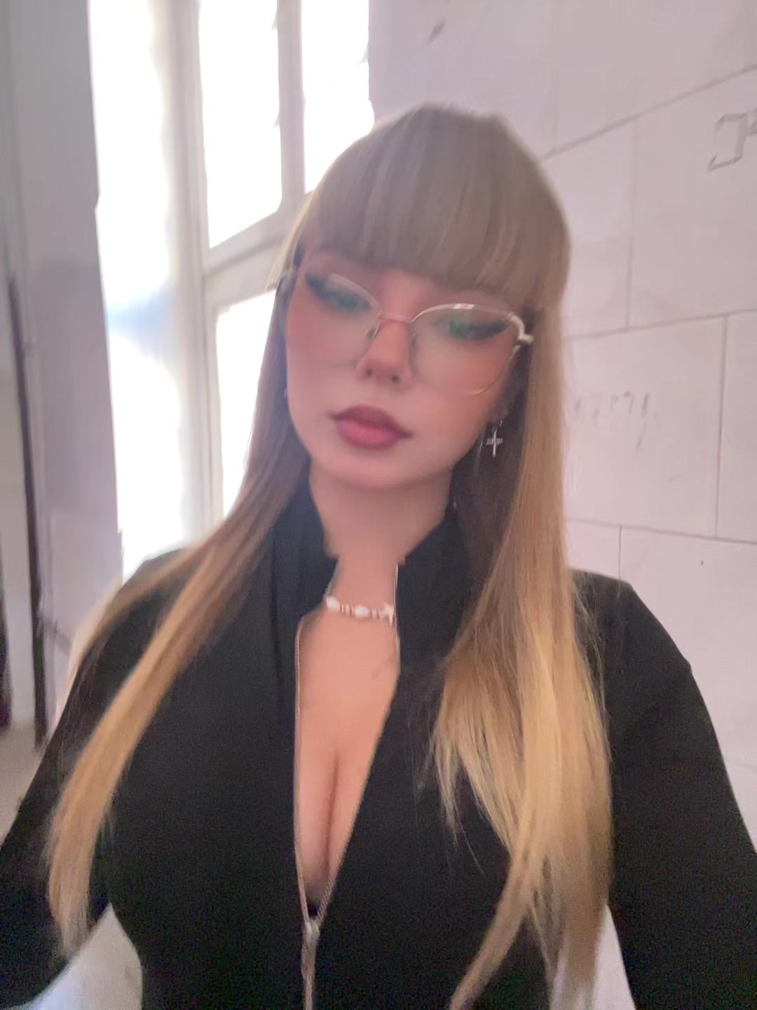 @comi