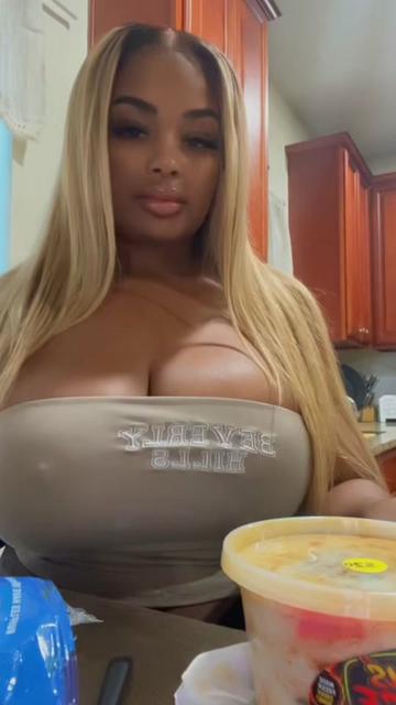 @Ashleythebombshell
