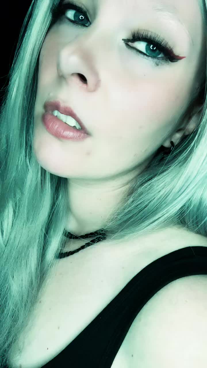 @MrsPuckiii 😈