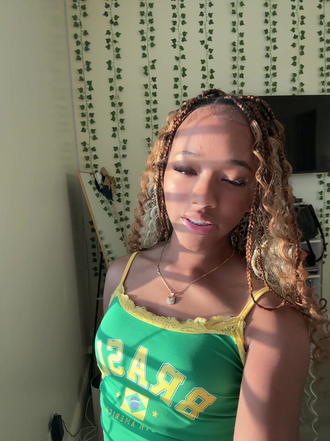 @??