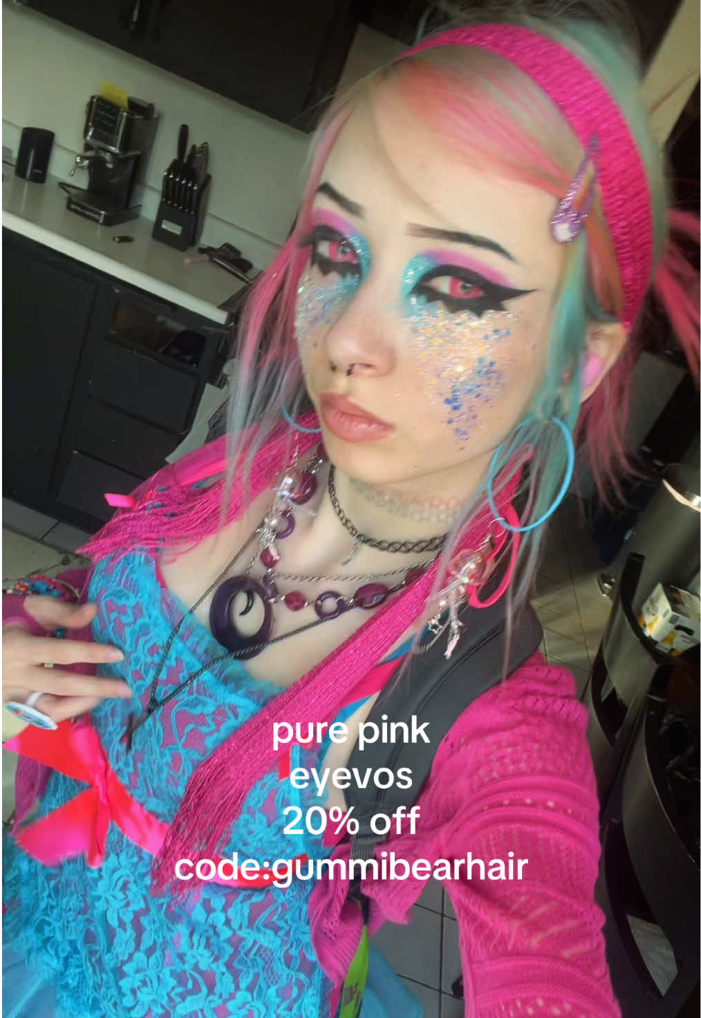 @Weird chick wit pink hair