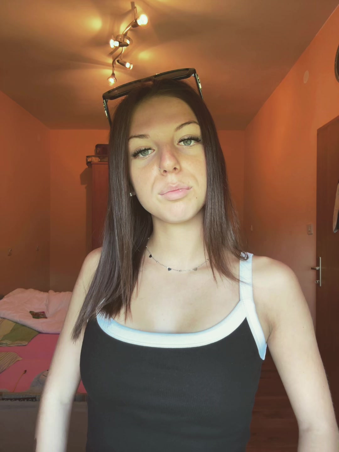 @℣