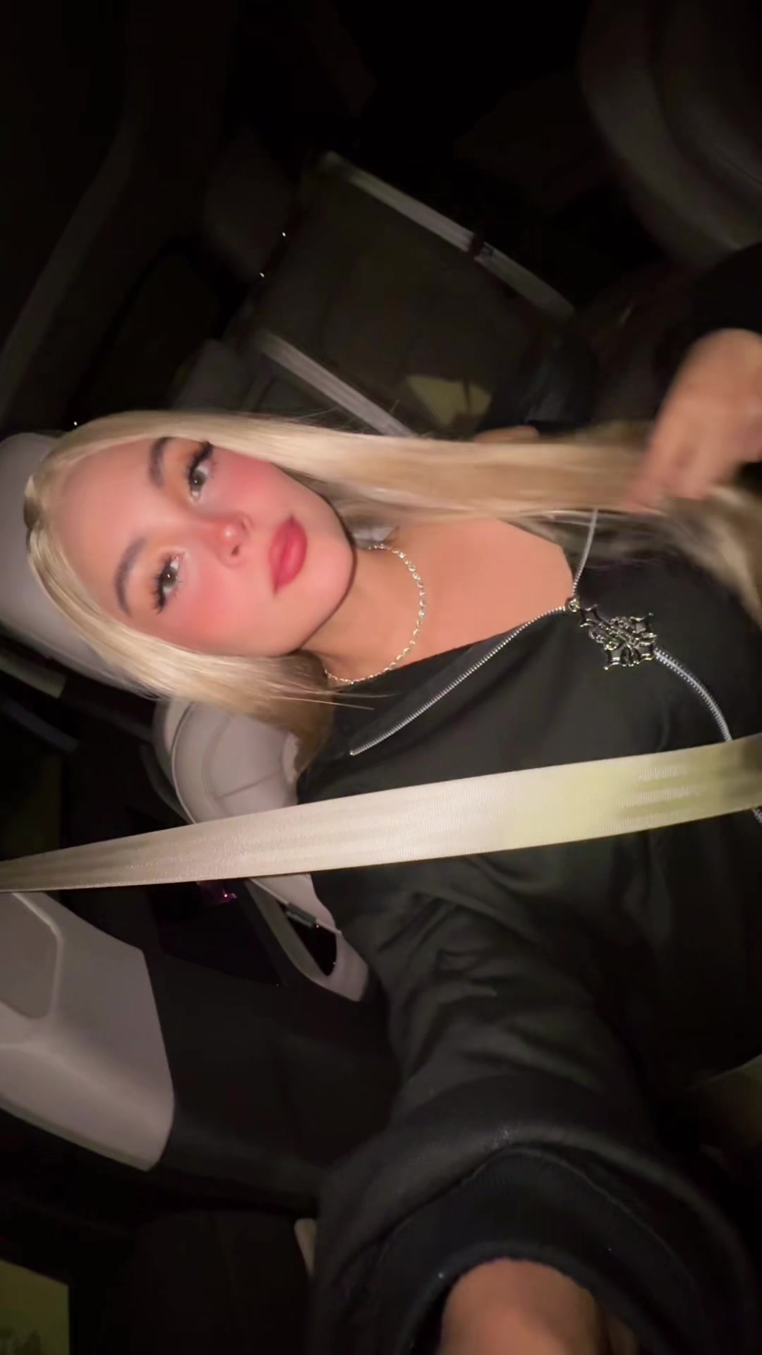 @🧍🏼♀️