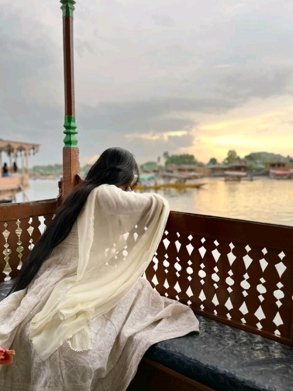 @𝒷ℴ𝓁𝓁𝓎𝒽ℯℯ𝓇𝒶.