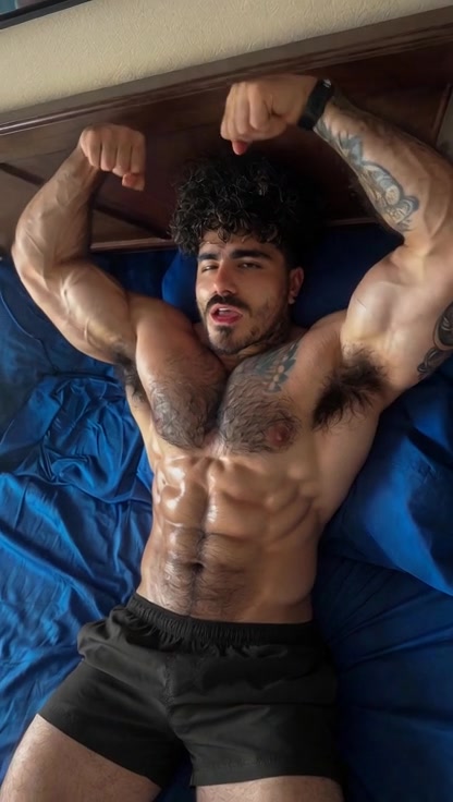 @YourDailyHotDudes