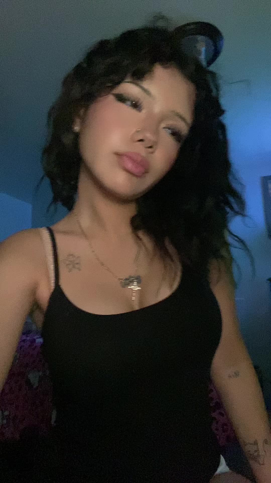 @>.<