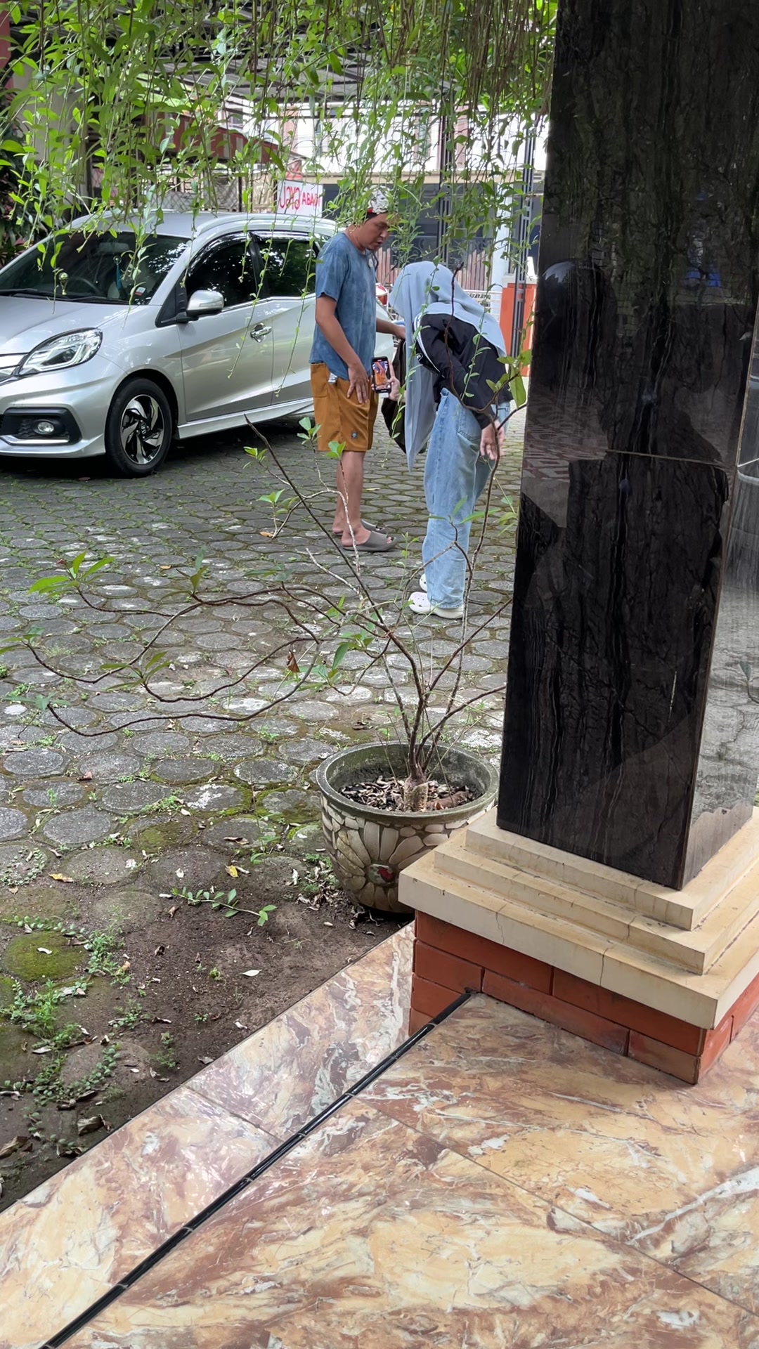@LELI si paling TAS dan SANDAL