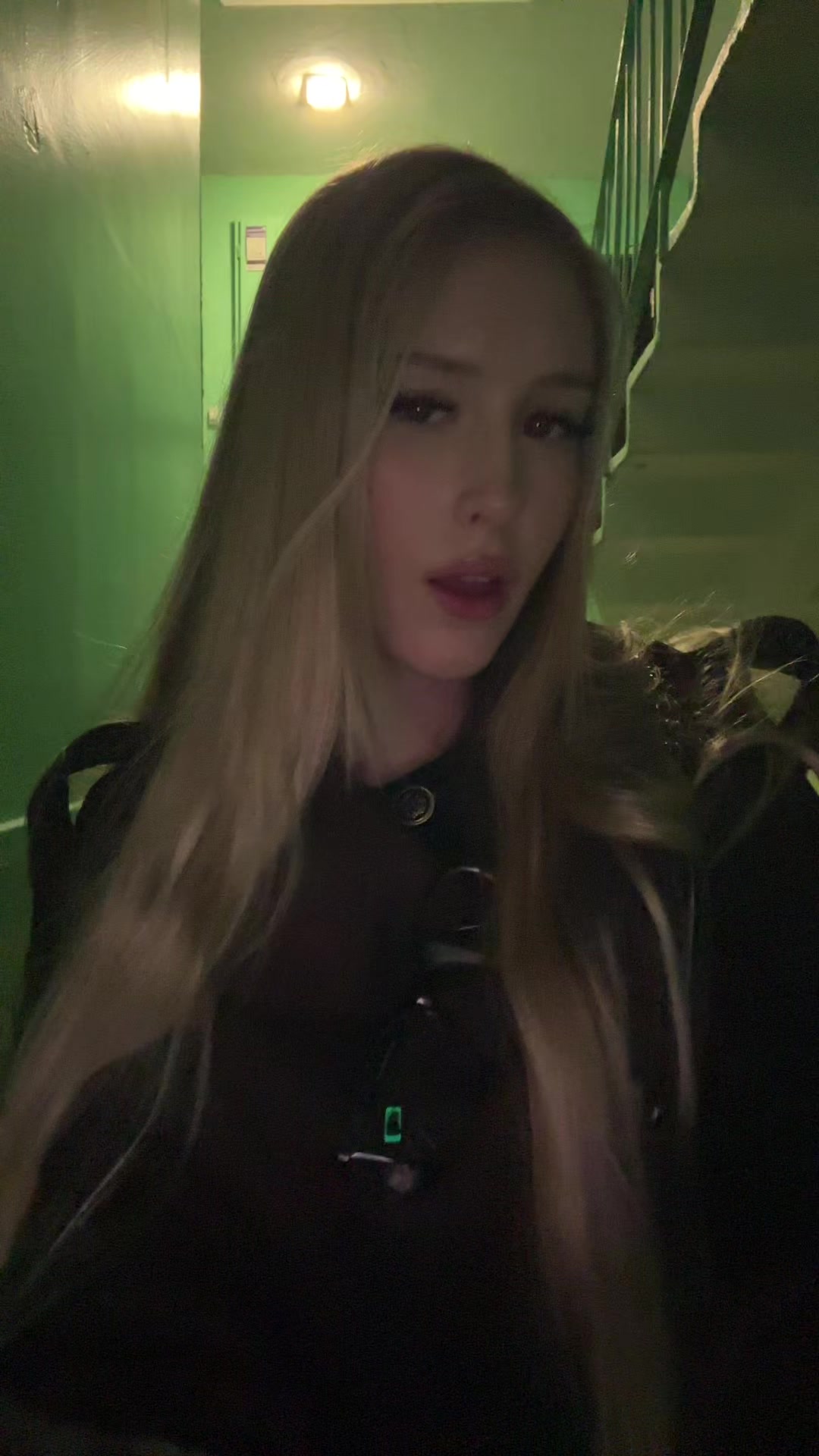 @👅👧🏼