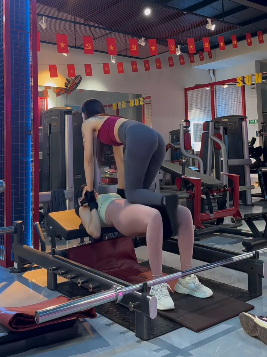 @G&aacute;i Xinh Tập Gym 💪