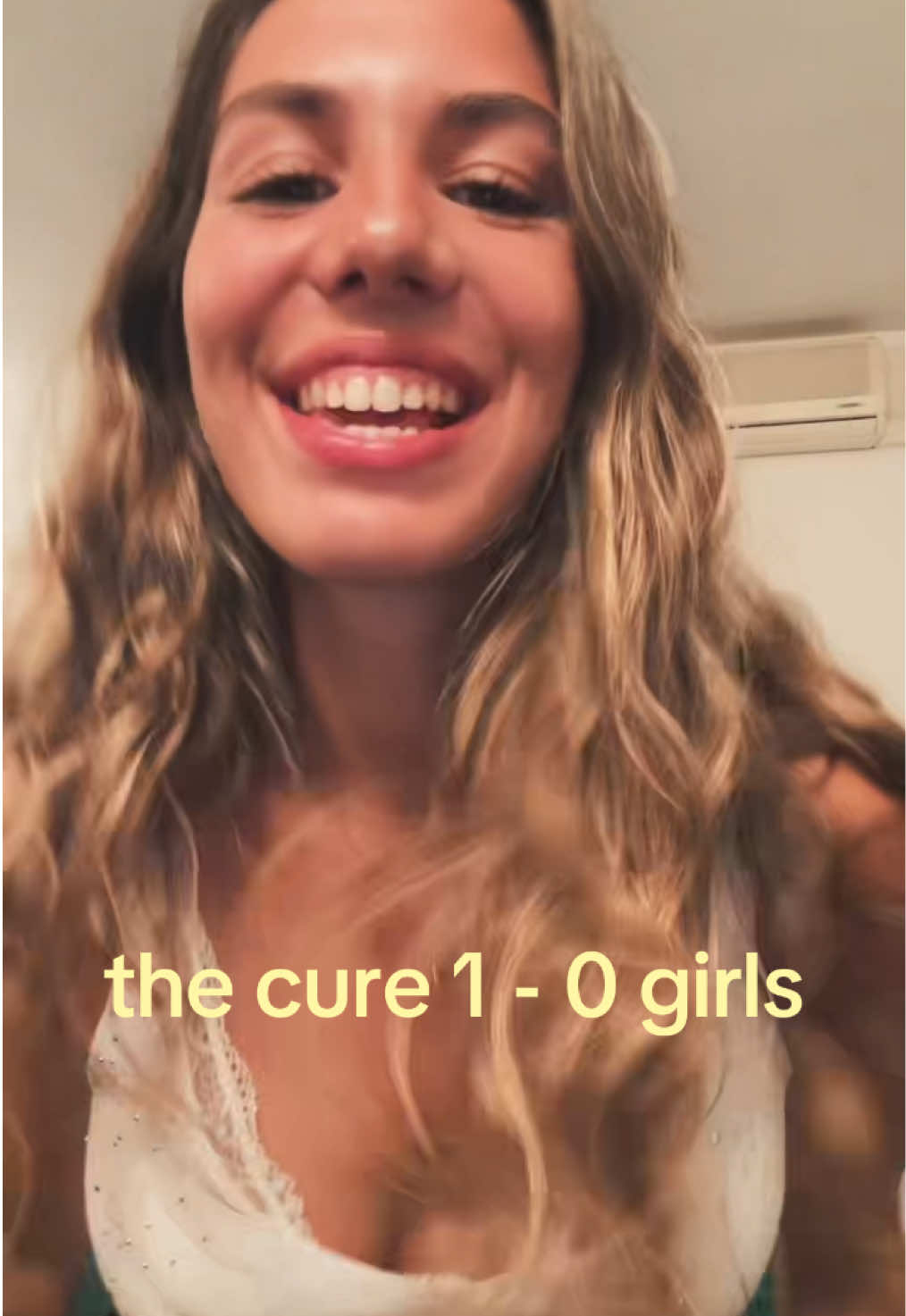 @júlia