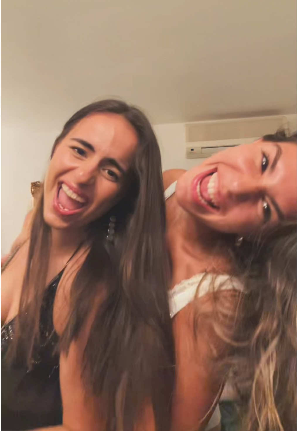 @júlia