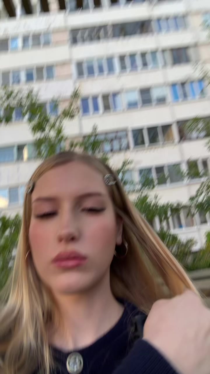 @👅👧🏼