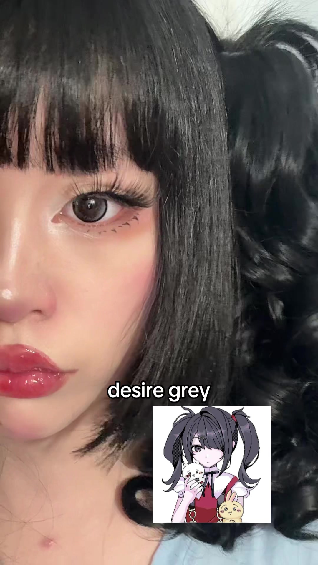 @>_<