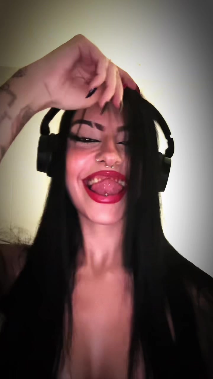 @𝙑𝙀𝙉𝙄𝘼♡🩸