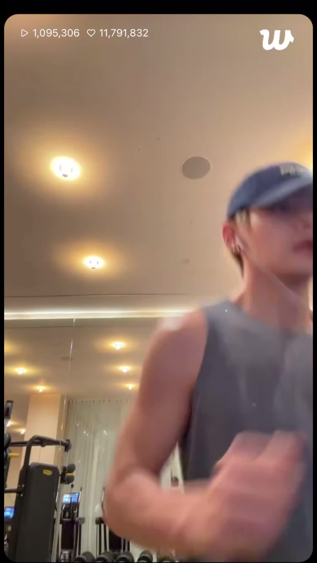 @moonchild⁷ i hi5 Jin😭💜
