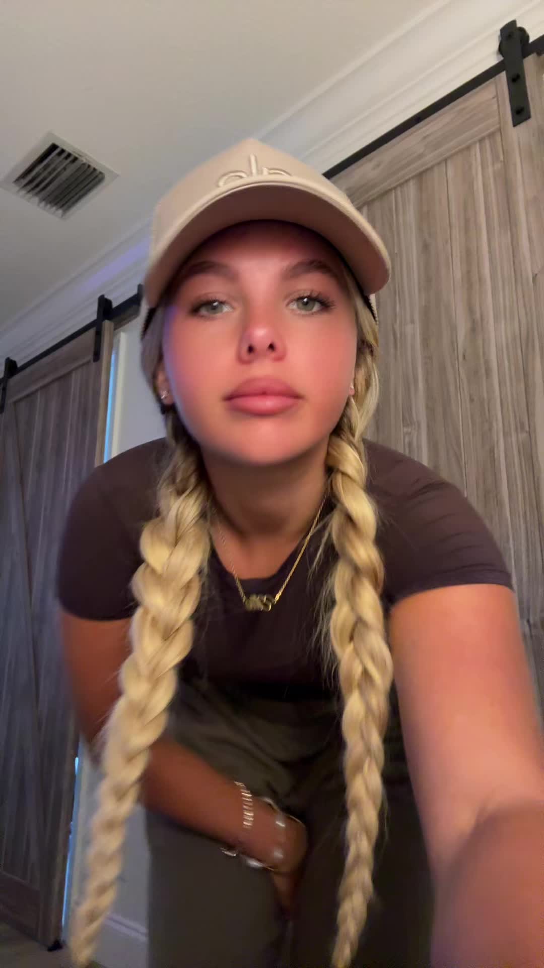 @elliebluegregoria