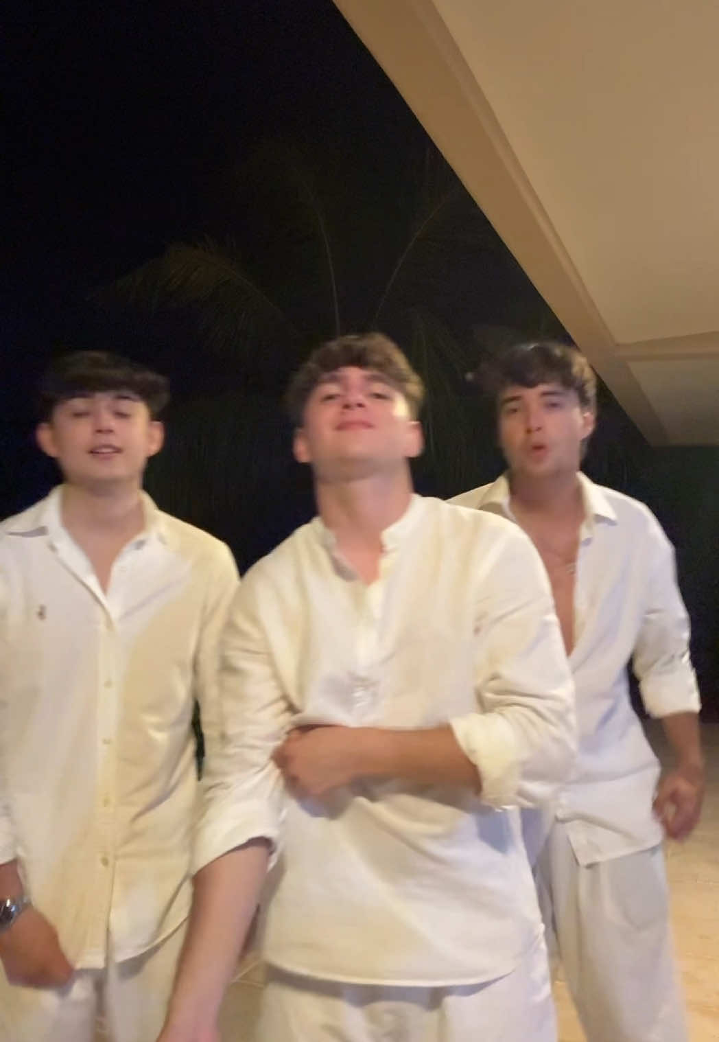 @augustomoraless_