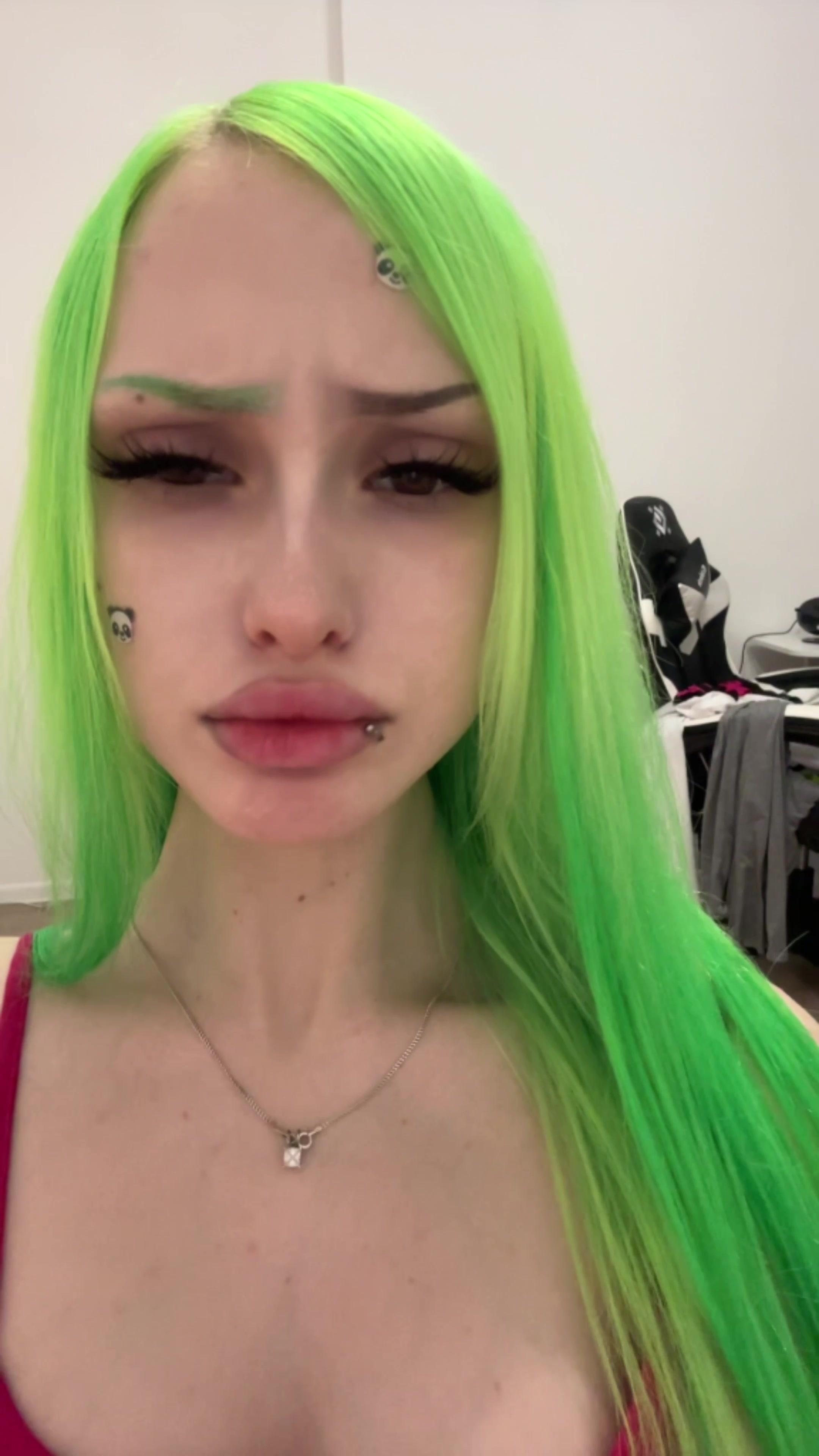 @🙎🏼&zwj;♀️