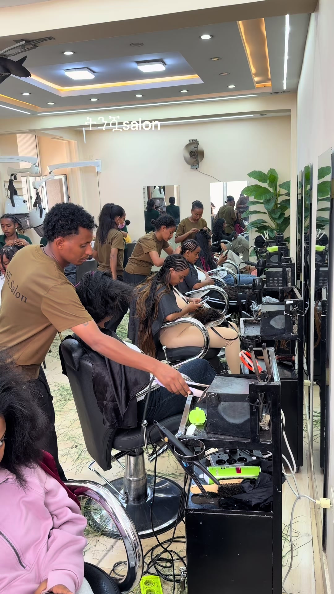 @Tommysimple-make up ትንሿ salon